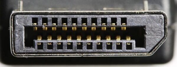 Nahaufnahme eines DisplayPort-Steckers für Monitore mit sichtbaren Kontakten