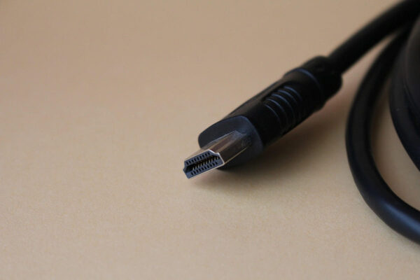 HDMI-Kabel als Standardanschluss im Büro HDMI-Anschluss an einem Monitor im modernen Büro