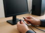 Monitor zeigt kein Signal – Kabelverbindung wird überprüft