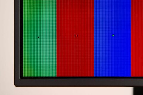 Nahaufnahme: Pixelfehler am Monitor mit toten und hängenden Pixeln