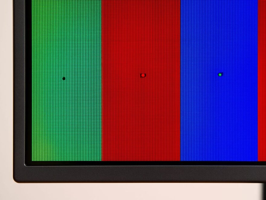 Nahaufnahme: Pixelfehler am Monitor mit toten und hängenden Pixeln