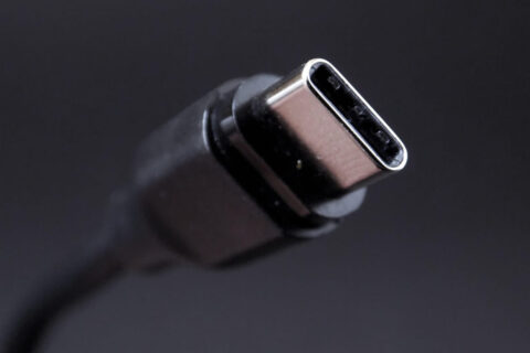 USB-C-Stecker in Nahaufnahme – moderner Anschluss für Monitore und Laptops