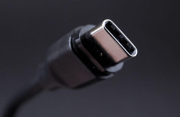 USB-C-Anschluss für moderne Monitorverbindungen USB-C-Stecker in Nahaufnahme – moderner Anschluss für Monitore und Laptops