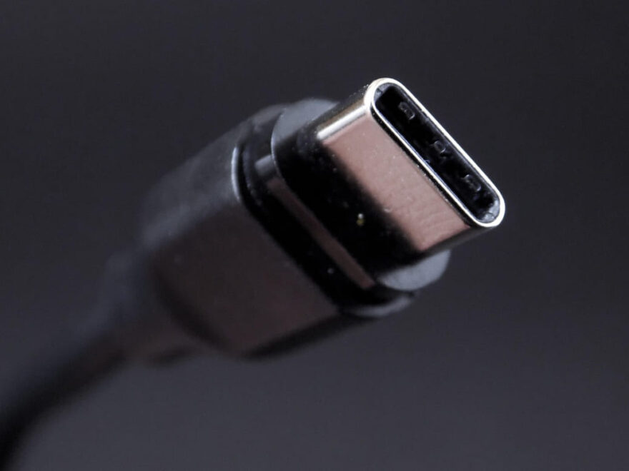 USB-C-Stecker in Nahaufnahme – moderner Anschluss für Monitore und Laptops