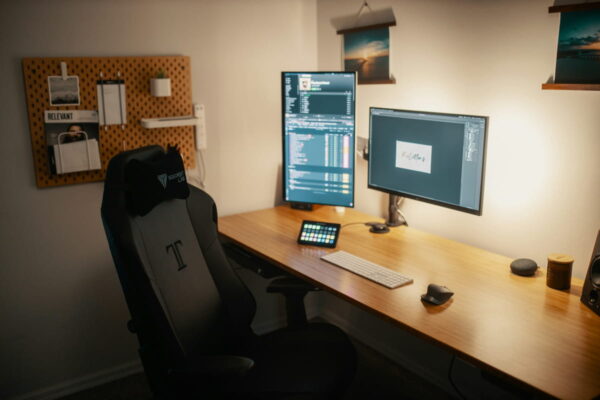 Hochformat-Monitor im Programmierer-Setup mit zweitem Bildschirm