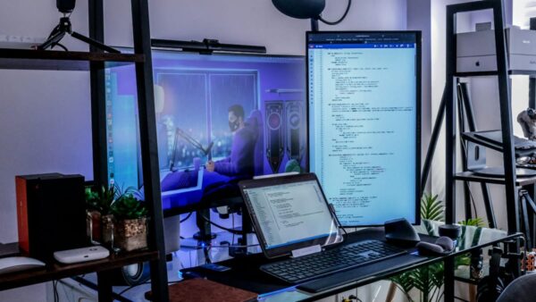 Programmier-Arbeitsplatz mit Hochformat-Monitor in moderner Umgebung