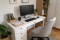 Monitor mit USB-Hub auf aufgeräumtem Schreibtisch im Homeoffice