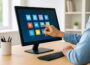 Touchscreen-Monitore bei der Bedienung mit der Hand im modernen Arbeitsplatz