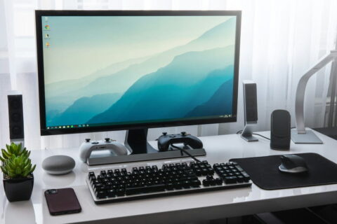 Moderner Arbeitsplatz mit USB-C Monitore und Gaming-Zubehör