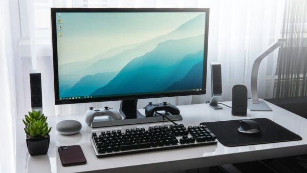 USB-C Monitor in einem aufgeräumten Homeoffice-Setup mit Zubehör Moderner Arbeitsplatz mit USB-C Monitore und Gaming-Zubehör