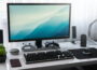 Moderner Arbeitsplatz mit USB-C Monitore und Gaming-Zubehör