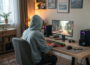 Gaming-Monitore unter 200 € in einem einfachen Einsteiger-Setup mit 24-Zoll-Monitor und RGB-Tastatur