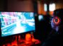 Gamer am PC mit Headset, der ein Spiel mit möglichem Input Lag erlebt