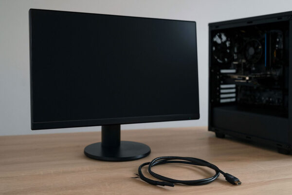 Schwarzer Bildschirm: Hardwaredefekte an Monitor, Kabel oder Mainboard Schwarzer Bildschirm durch defekte Hardware wie Monitor, Kabel oder Mainboard