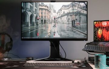 Monitorkabel prüfen – modernes PC-Setup mit Bildschirm und Zubehör