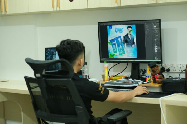 Präzise Farbdarstellung für Designer Ein Grafikdesigner bei der Bildbearbeitung an einem farbtreuen IPS-Monitor mit stabilem Blickwinkel.