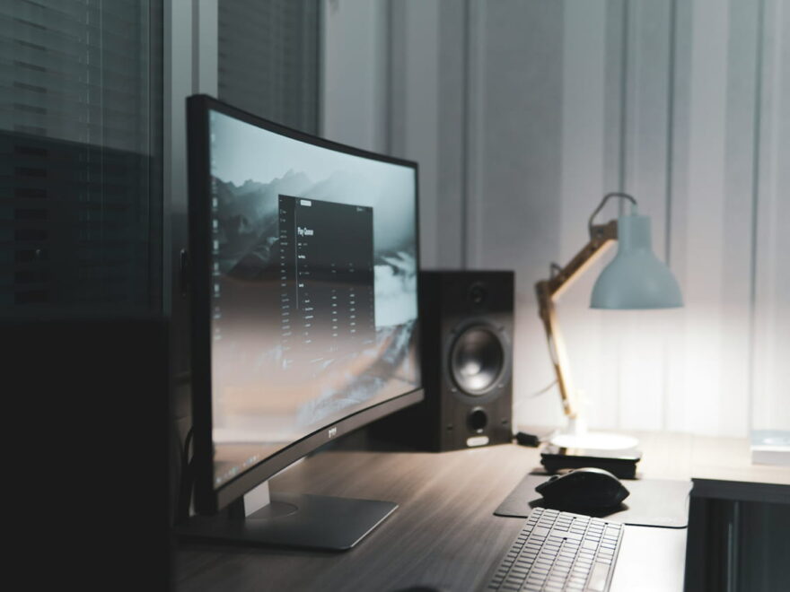 Ein moderner Monitor schräg von der Seite fotografiert zur Demonstration der Blickwinkel beim Monitor.