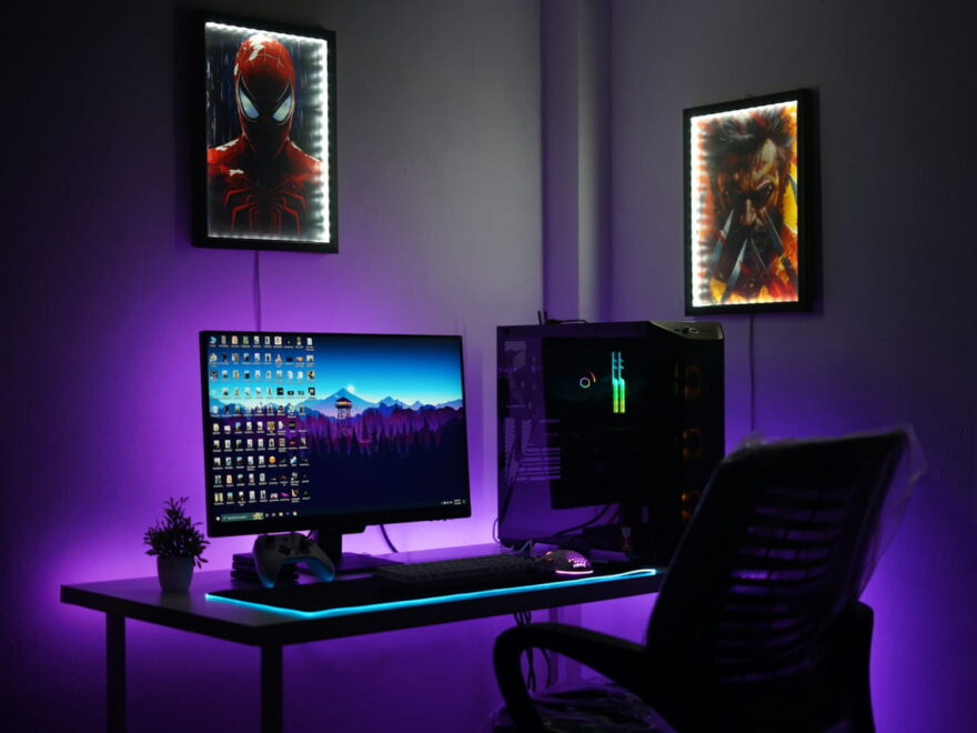 Gaming-Monitor und Controller auf einem Schreibtisch zur Erklärung von Input Lag.